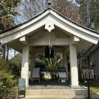 　"解脱鐘"
蓮の花をイメージした、下部の6ヶ所の切り込みが特徴の釣鐘。
東大寺の重源和尚から慶上人に贈られたもので、制作年次など刻まれていることから、重要文化財に指定されています。蓮の花をイメージした、下部の6ヶ所の切り込みが特徴の釣鐘。
東大寺の重源和尚から慶上人に贈られたもので、制作年次など刻まれていることから、重要文化財に指定されています。
　　　　(パンフレットより)