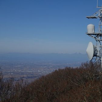 アンテナの脇に日光男体山があるのですが(肉眼では見えました。)