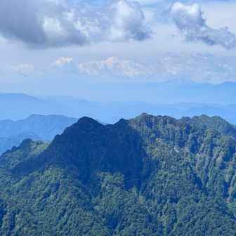 本院岳、西岳。ソロでチャレンジするのはちょっと怖いなぁ。