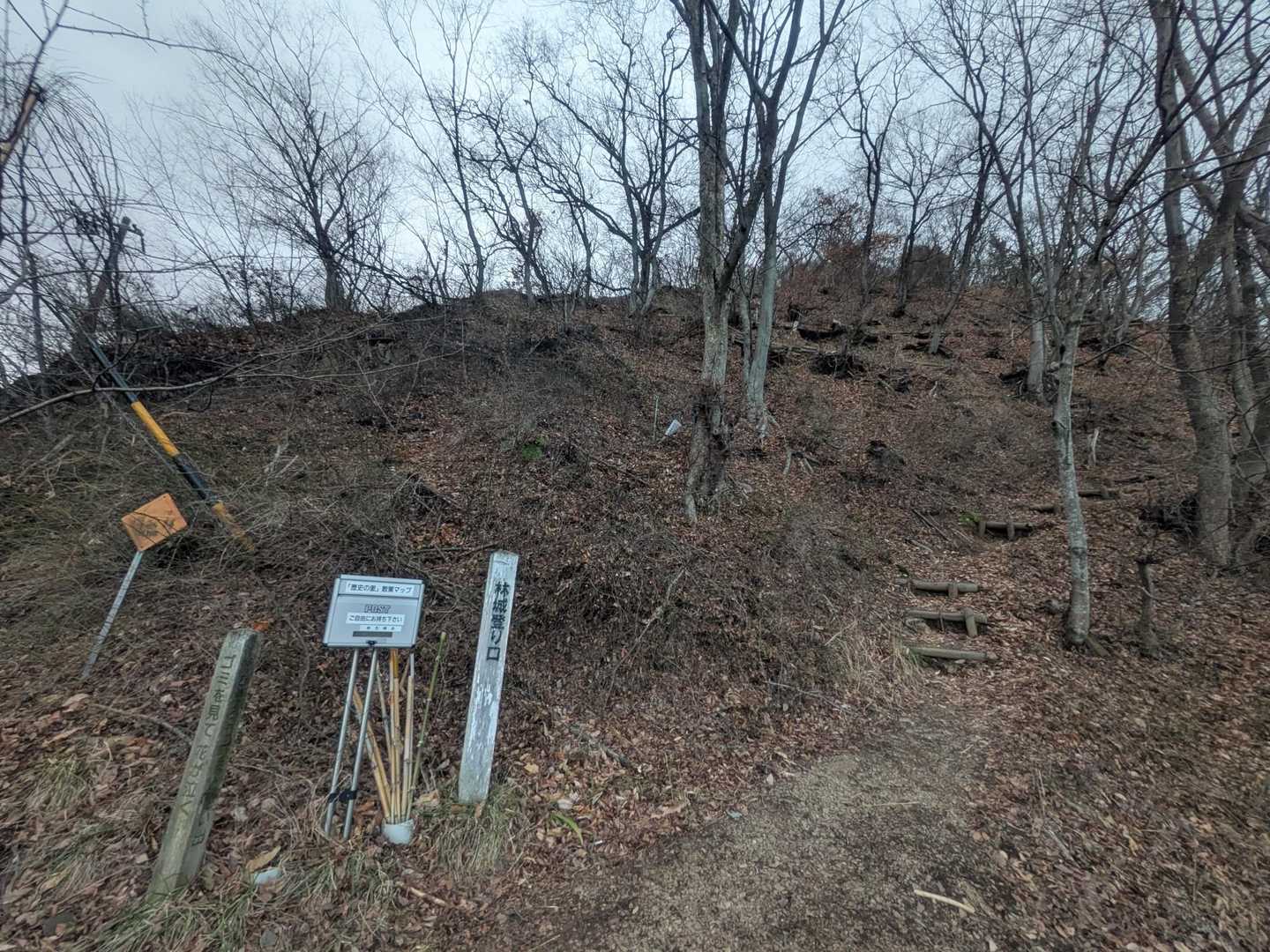 しばらくロード歩きやっと登山口