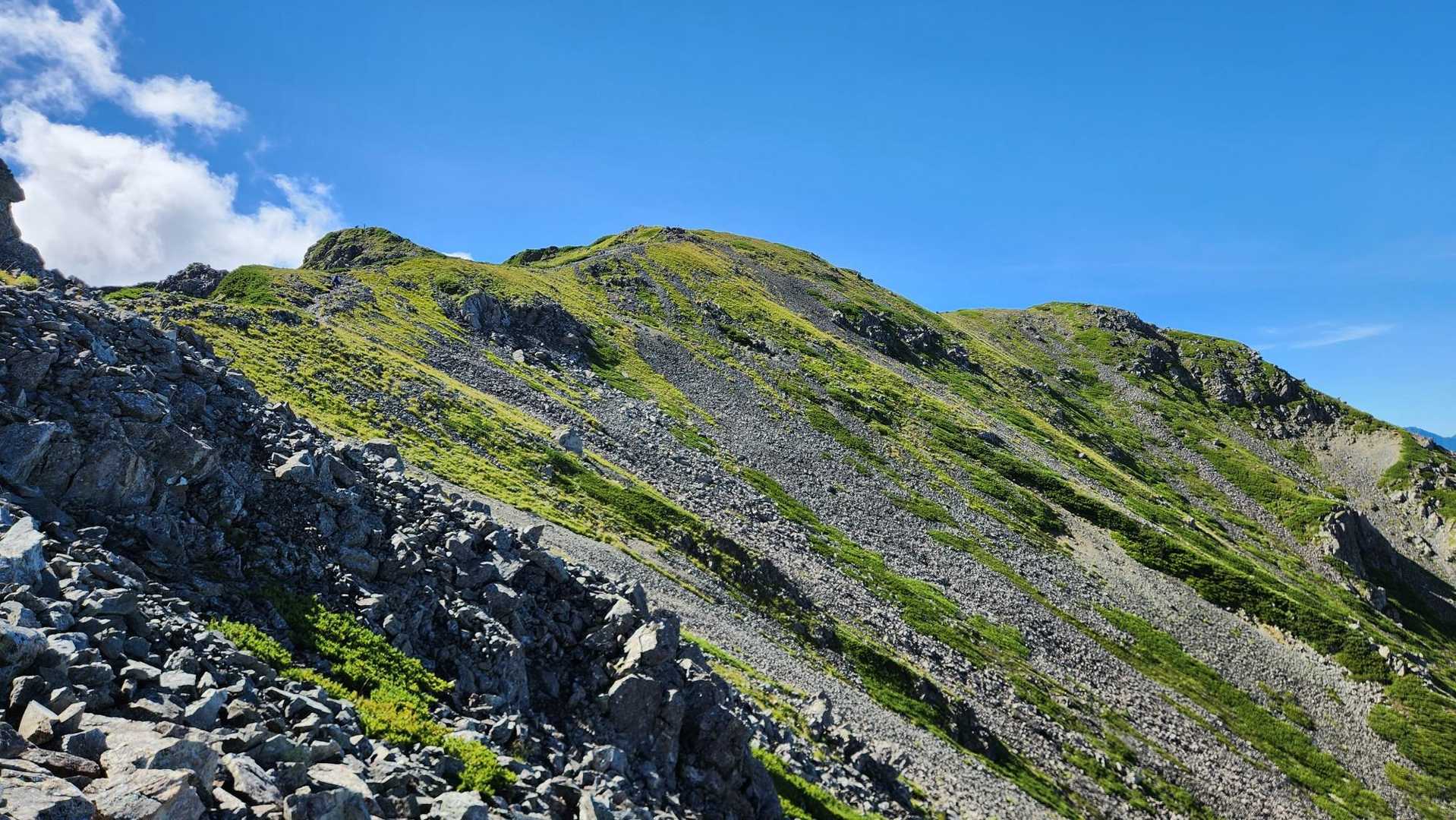 目の前に西農鳥岳の山頂が見えました〜！！