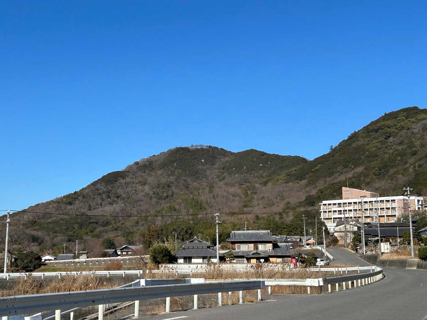 下山の後はひたすらロード歩き…🥾
遠見山、なるほど点々と白い岩がたくさん