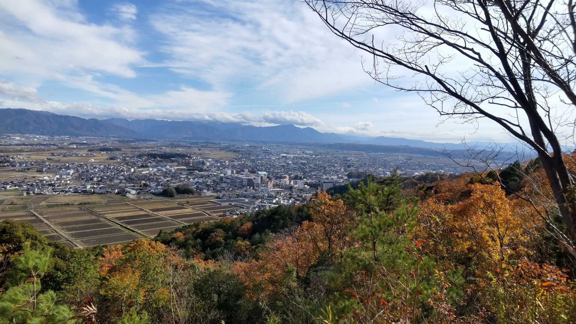 途中、視界が広がる。鈴鹿の山と八日市市街