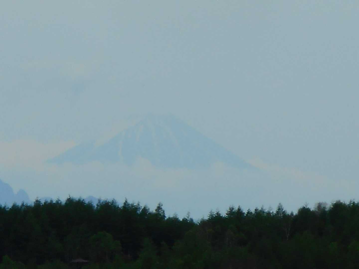 天気が悪い中
薄っすらと富士山が