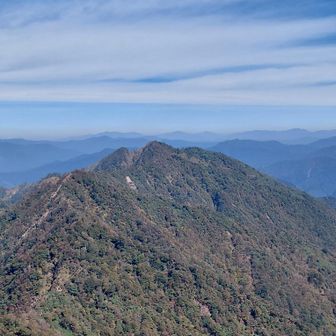山頂から二ツ岩。昔は縦走できたのだが・・・
後方は、祖母・傾連山と大崩山群。