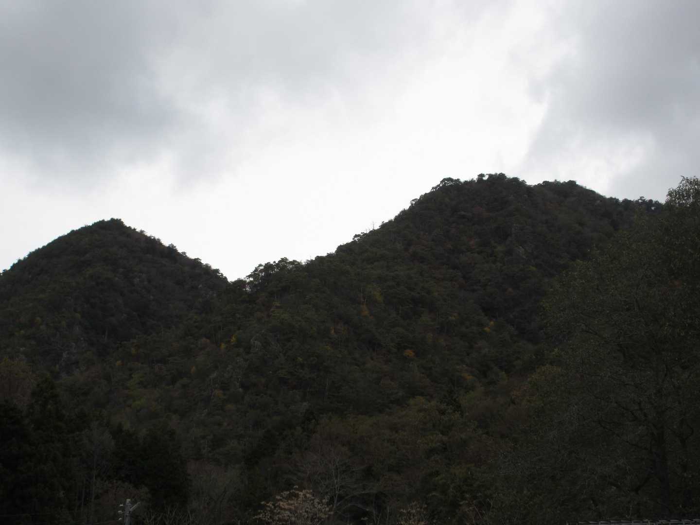 ハケ尾山は見えませんが、その山並みです。