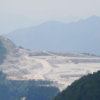 日本一の石灰岩露天掘りの鳥形山鉱山