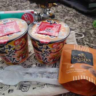 お昼ご飯はねこぴょんさんが美味しいと言っていたみそきんメシとXmasに会社で貰えたGODIVAのクッキー🎵
オレ氏にみそきんに湯入れて5分待つからその間に食べるか？って聞いたら御飯前にいらんって言われたけ1人でムシャムシャ。
オレ氏がラーメンも持ってきてて私が湯注ぐ前に手が当たってしまいラーメンの粉が少し落ちちゃった💦
多分だけどオレ氏ショック受けてたっぽい。冗談で体の為を思って減らしといてあげたよって言ったらビンタしていい？って言われた🤣
オレ氏ぎょめんね。

みそきんメシ食べたけどむちゃくちゃ美味しかった🩷リピ決定じゃわ。

食べた後に雨が降って激萎え。
オレ氏に雨雲レーダー見てやって何回言っても見てくれんくて
ヤバくなったら撤退してやろうかと思ったけどレイン着て山の中入ったらいつの間にかやんだ。