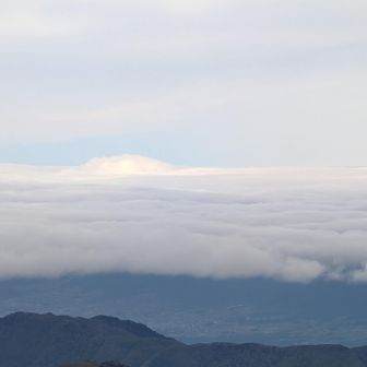 雲がぽっこりしてるがその中身、実は恵那山🤣🤣次の写真が中身の写真
