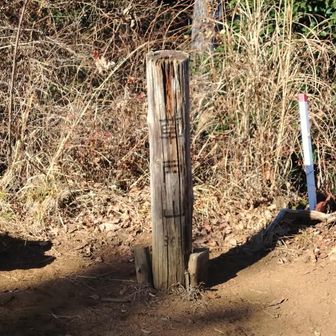 草戸山の標識は、薄くなってました。