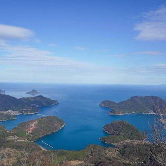 西峰の岩の上から。福井県の尻尾の部分