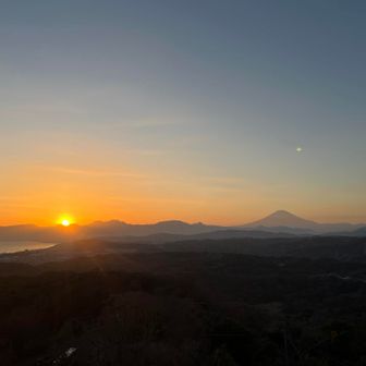夕日と富士山
展望台は人が多かったです