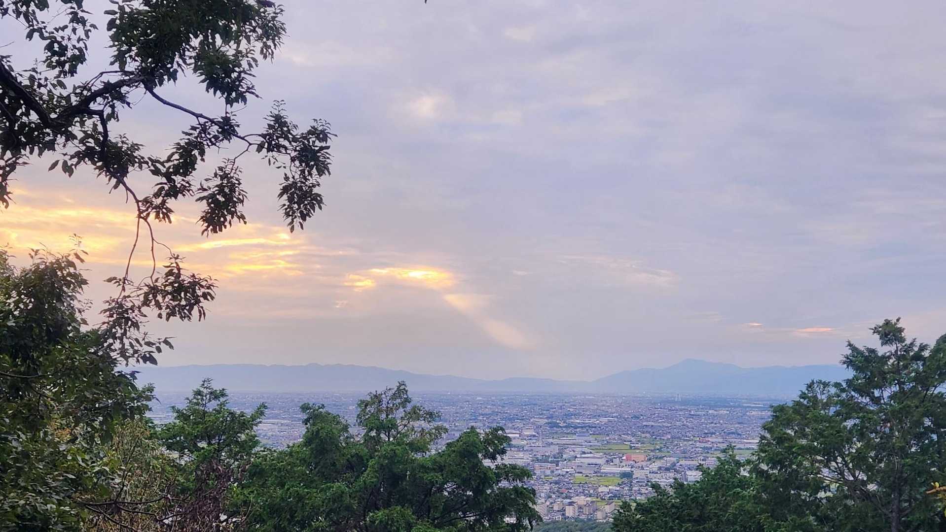 西の空　伊吹山がうっすら😅