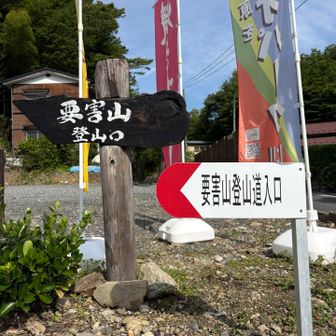 カフェ横の道を進みます