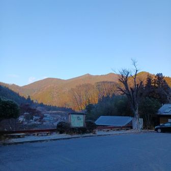 皆様、新年明けまして🌅おめでとうございます🙇

十里木駐車場（🈚料、トイレ🚻冬期使用🆗）到着🅿🚘
駐車率5％
気温🌡0℃無風

それでは2026
1stクライム
行ってきま〜す🚶🎵


帰りは…
駐車率10％
気温🌡7℃