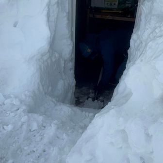 他の人のために入り口付近の雪かき。階段まで作ってた師匠🫢すごい