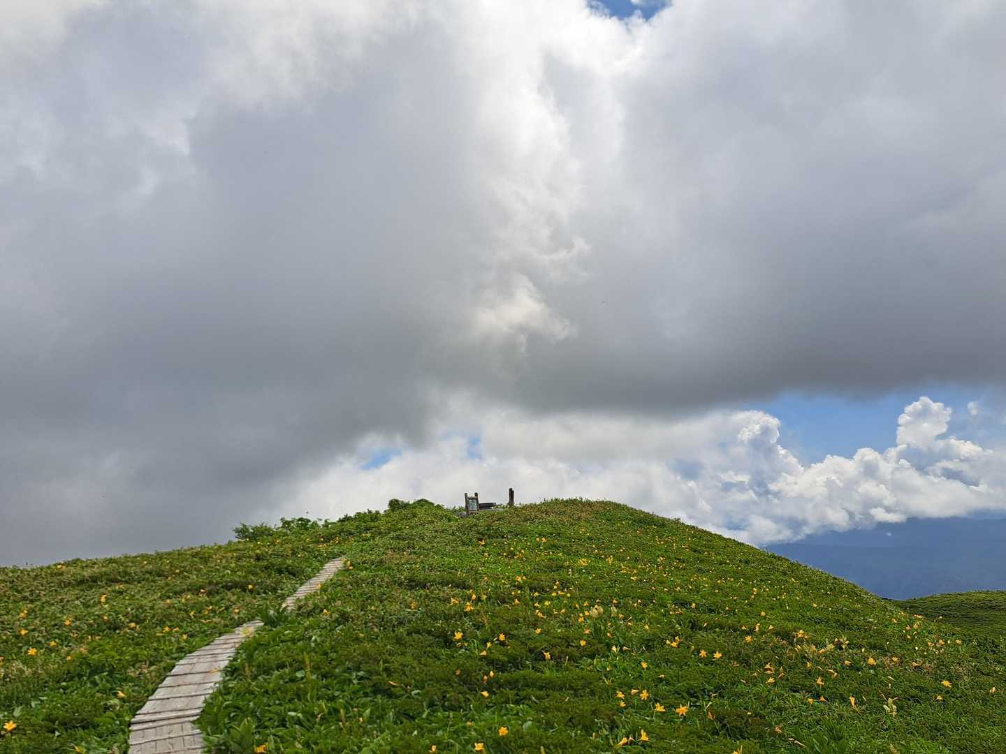 直ぐに山頂が見えてきました🤩
青空があるのですが、低い雲🌫多めです。
