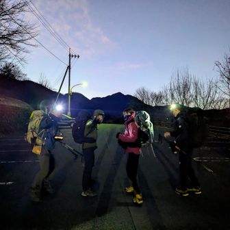 秩父市営三峰駐車場から登山スタート💨
気温はマイナス7℃寒い🥶
もう雲取山が見えてるぞ🌟
みなさん頑張りましょう😆