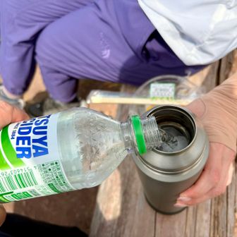 氷だけ入れた水筒に三ツ矢サイダーを投入。キンキンに冷えたサイダーで奥さんが生き返りました😁