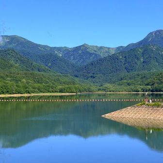 水面に映る山々