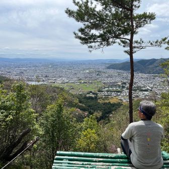 ベンチに腰掛け、市内を見下ろします。
正面は嵐山界隈です。
京都盆地は北、東、西の三方は山に囲まれており、南に行くにつれ標高が低くなっていきます。これは北から南を眺めてます。