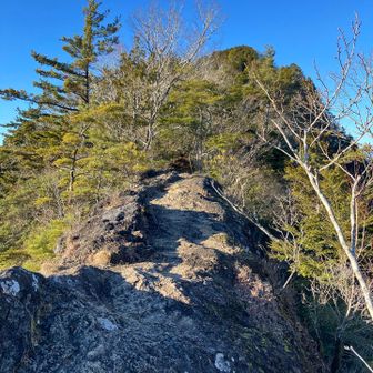 馬の背岩、やせガレ場もあります