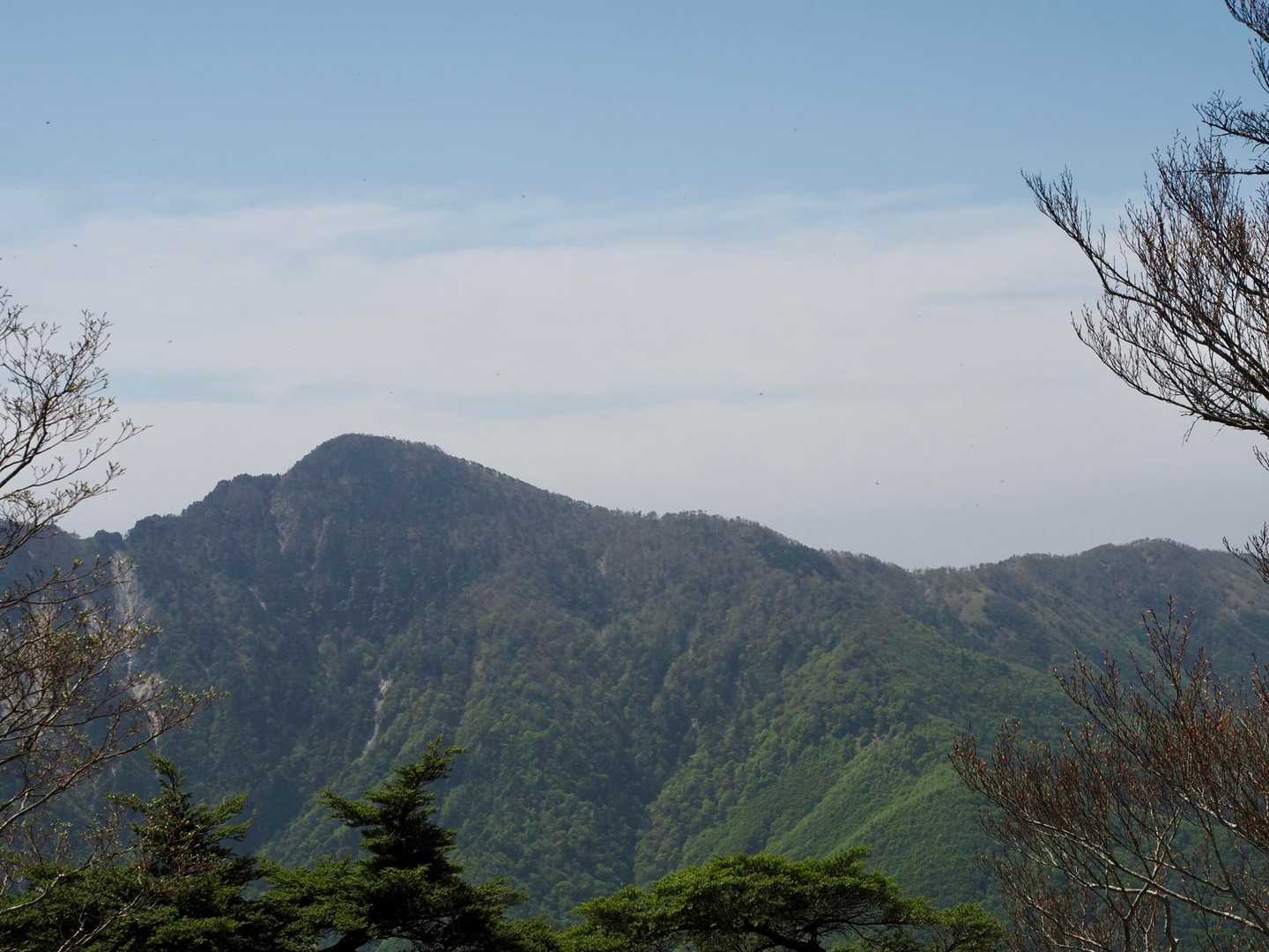 釈迦ヶ岳へ続く尾根
山頂のお釈迦様も見えました
こっちからだと、こう見えるんだ