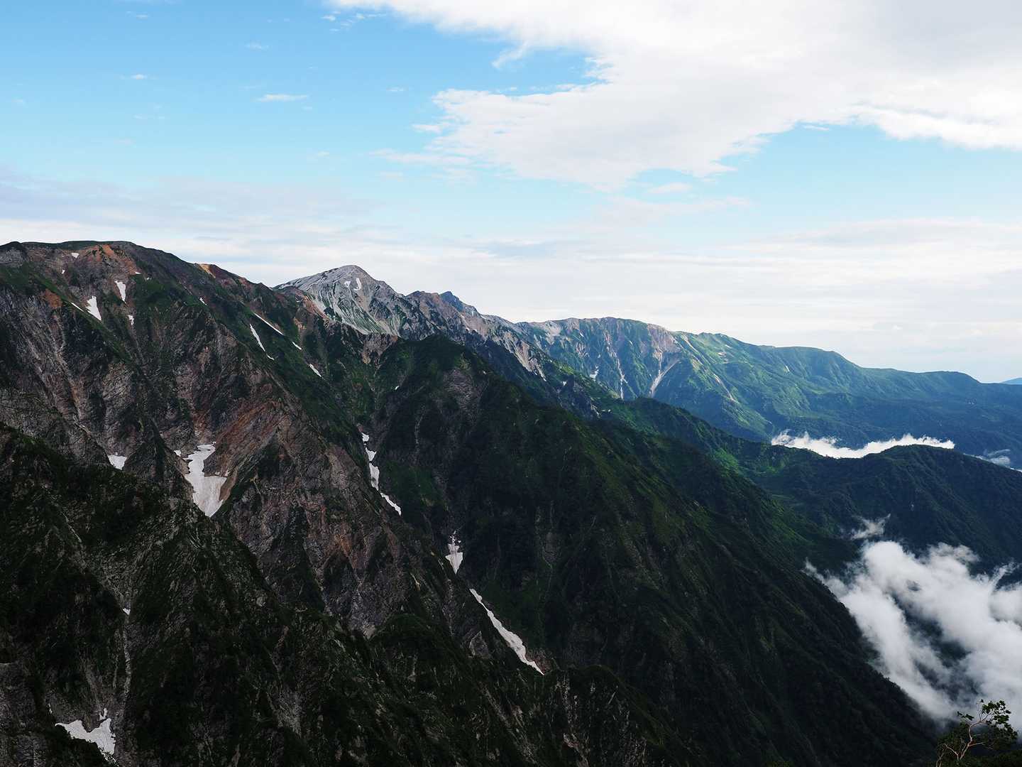 まだ青空が広がる白馬三山が見えます。