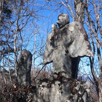 四ッ又山（P２）にカラス天狗と、その奥に不動明王