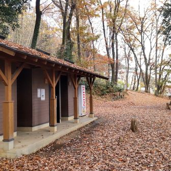 下山しました、登山口にあるトイレと広場