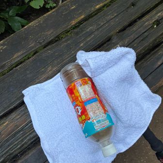 高尾山と小仏城山を繋ぐ登山道まで登ってきた。熱中症予防の凍らせたペットボトル。タオルで巻いて手のひらを冷やす。