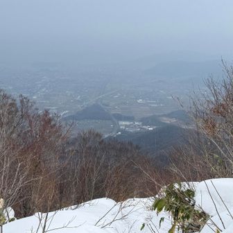 新幹線の高架と北陸自動車道を見下ろすが
今日は視界が悪い👎
黄砂の影響らしい　雪の上には黒い斑点だらけ