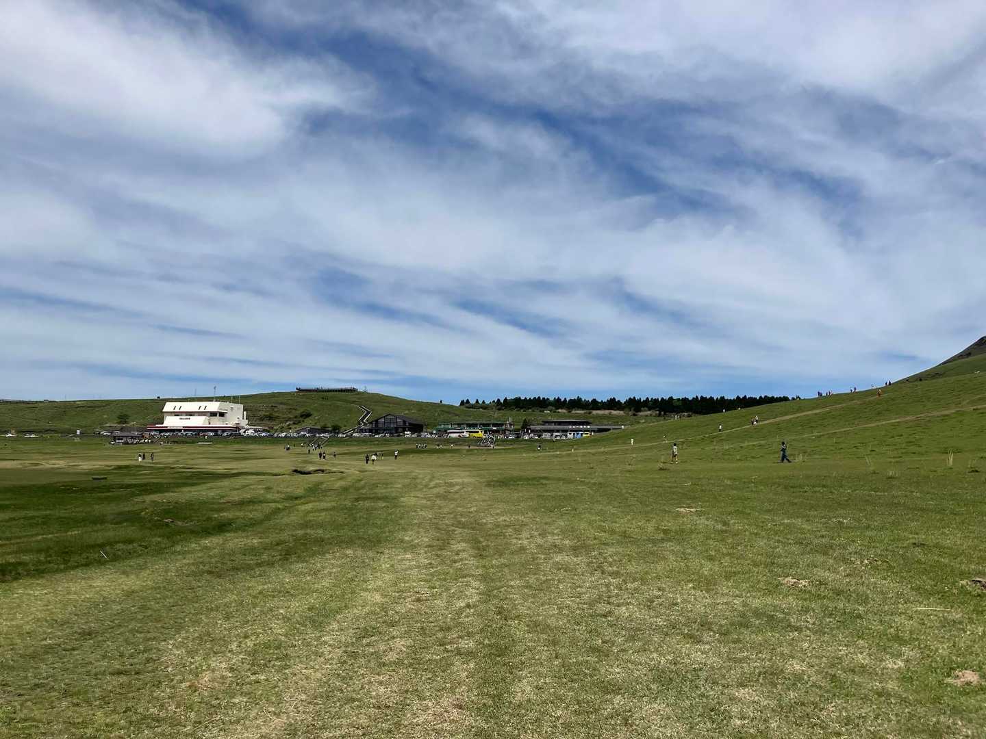 観光客増えてる…登山スタイルの私浮いてる。

観光バスも多くて賑わう草千里。平日なのにすごいな。