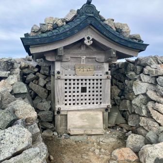 別山
ちなみに風が強くてさむい
短パンなのがよくない