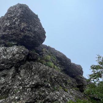 神社裏の「冠岩」
どうやったらこんなに重なるんですかね？