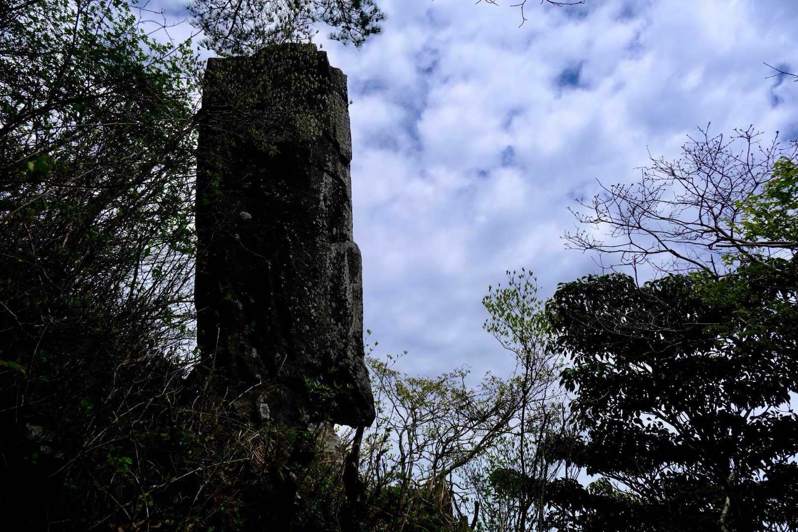 そばまで行くと亀裂があり
危なそうなので即退散