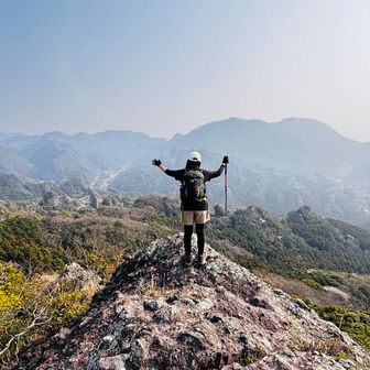 岩の上にに立ってバンザイすると気持ちいい。