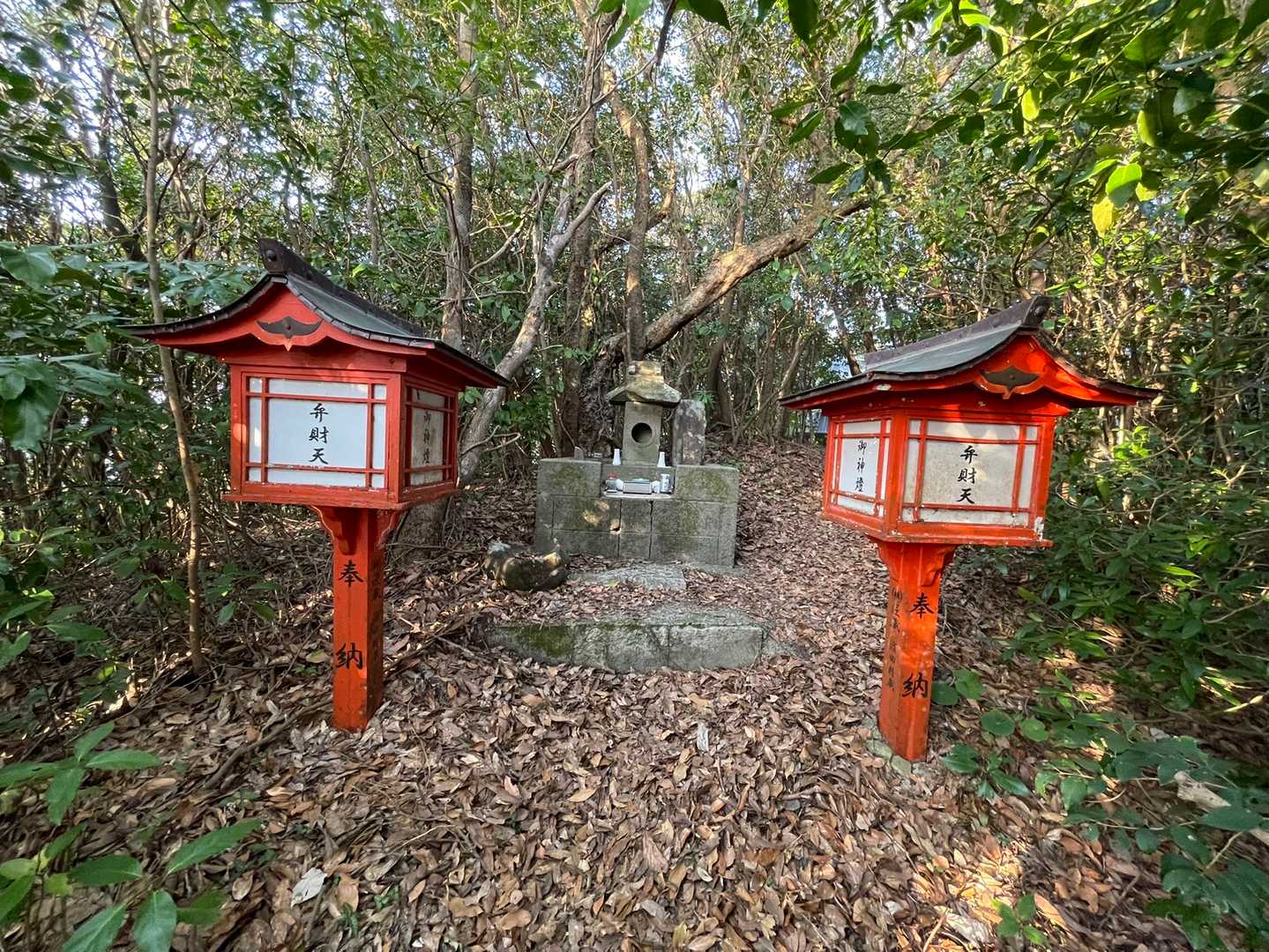少し進むと祠あります。