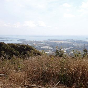 神石山の山頂から浜名湖を見る。富士山は見えなかった。