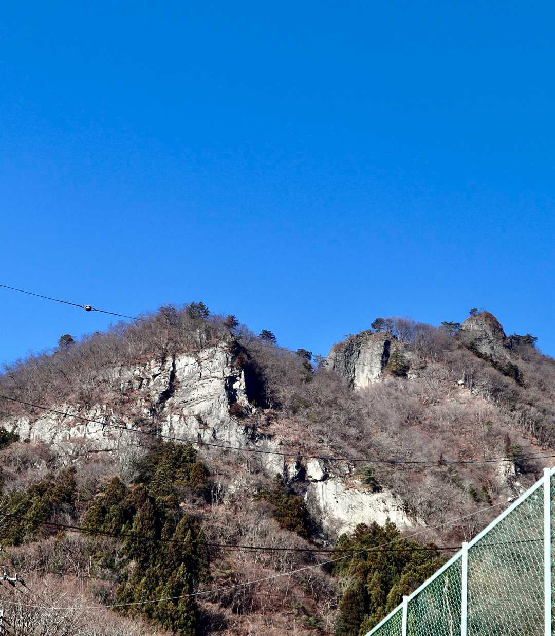 って事で…一旦、下まで下りてきた
アソコは崖梯子のとこかな？
ここから違う登山口からまた登ります
