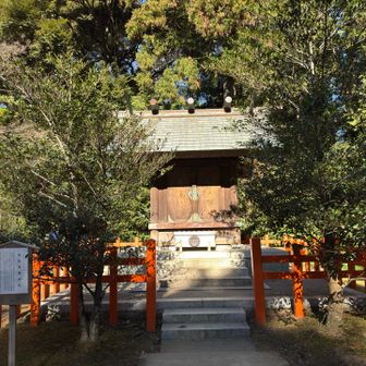 護國神社
鳥居をくぐった瞬間、参道の両側の苔むした感じが綺麗で「おぉ〜✨」て思ったので、感動をそのまま撮るべきでした📱