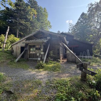 登りやすい九十九折りを超えるて徳本峠小屋着🙌
日が差して汗だくでした💦
テントが数張りロケーションサイコー🏕️