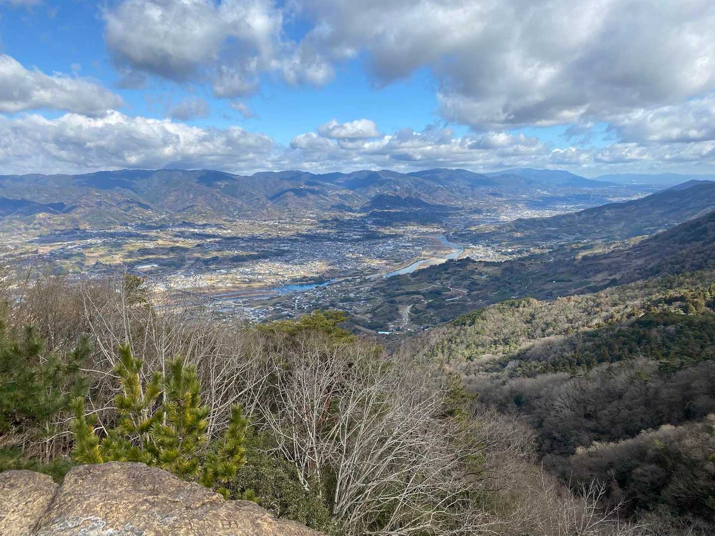 下山途中の岩の上から紀ノ川と和泉山脈が見事でした♪