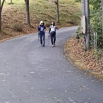 ゴールまであと5分。この二人（家内と私の姉）最後までおしゃべりを楽しんでいました。