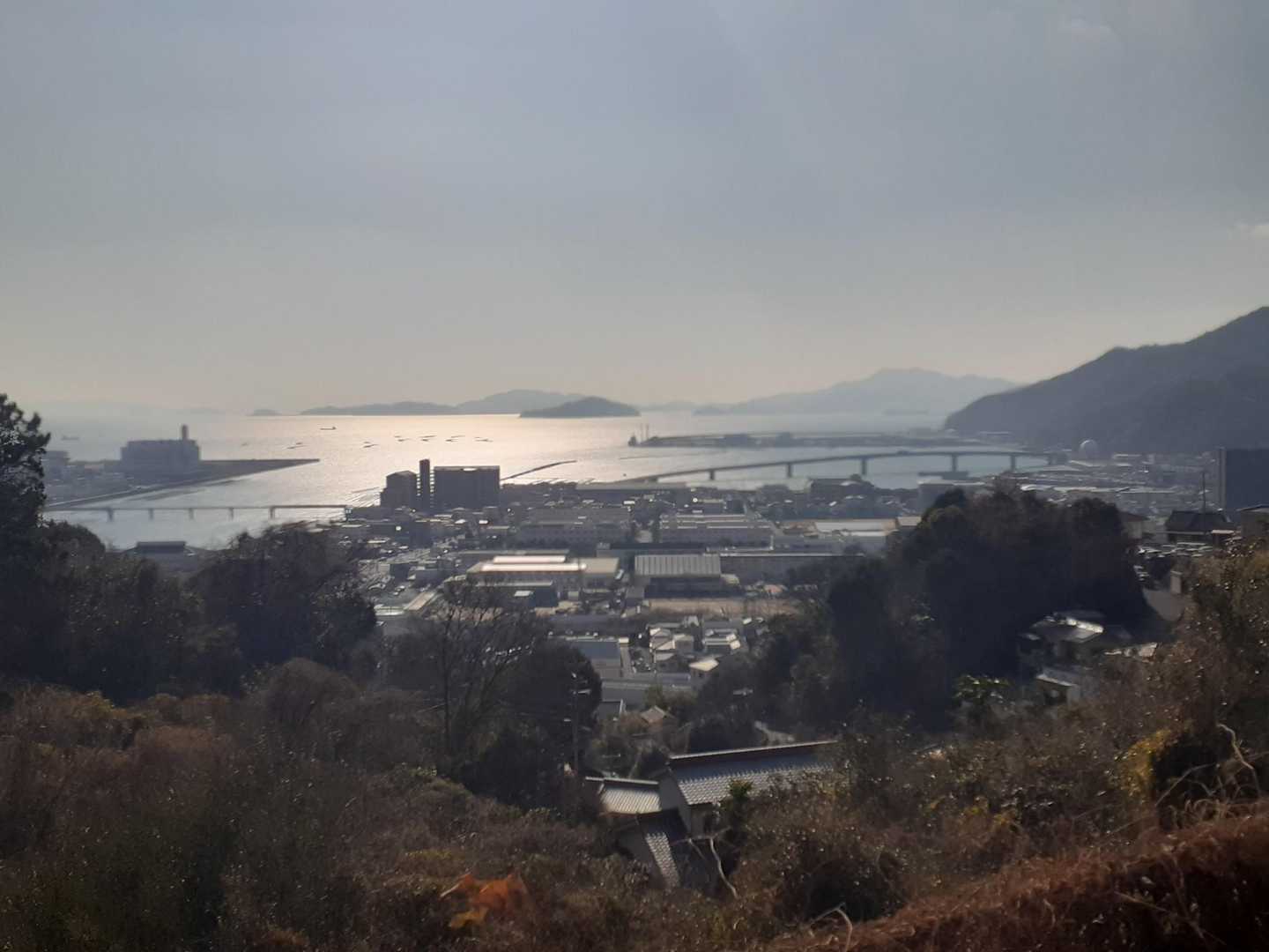 遠くには四国が見えます。
手前が阿賀の街並みです。

市立阿賀小学校
市立阿賀中学校
市立呉高等学校
広島文化学園大学
国立呉工業高等専門学校
県立呉南特別支援学校
があります。

もはや
「阿賀学園都市」
と名乗ってよいレベル。