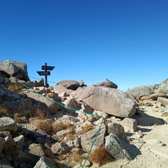 続いてまずは左手側の宝剣岳へ⛰️その後に右側の中岳、駒ヶ岳へ