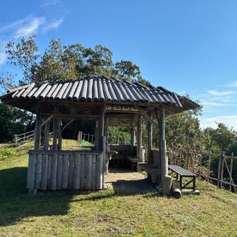 山頂の東屋。保存会の方々のご苦労で建てられたとのこと。また、山頂の整備も関わられたとのこと、ありがとうございます。🙇🏻‍♂️
