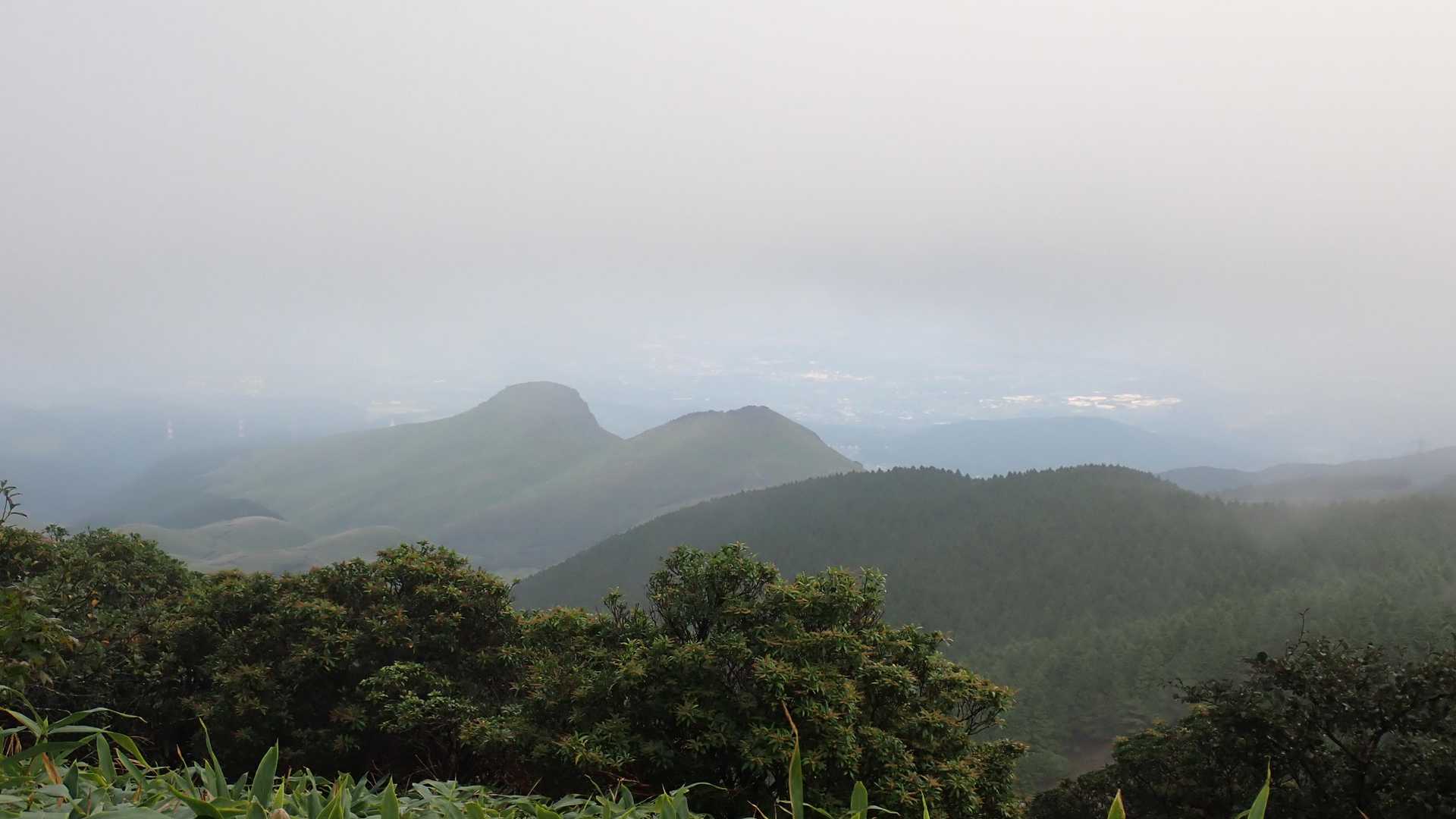 不安定な天気の中、冠ヶ岳に到着