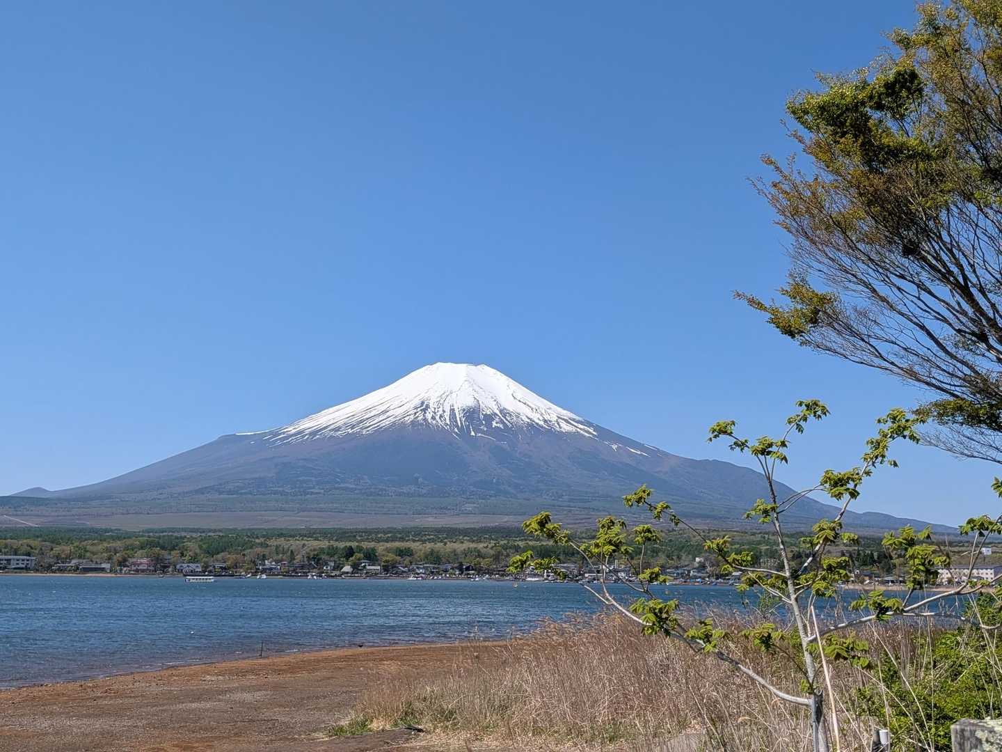 湖畔のサイクリングロードを歩いて駐車場🅿️まで戻ります。
