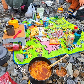 テント組5名で夕食&宴会🍻
(テントのヒトは小屋に入れないと言われました。小屋組と一緒に夕食&宴会できない...キビシイ～🤣)

自分の夕食はスープパスタとビーフシチュー🐂

ピエさんのお手製テーブル
材料はセリアで330円、プラダン、コルクボード、マジックテープの3つ、重量は90グラム！
素晴らしい～です💡